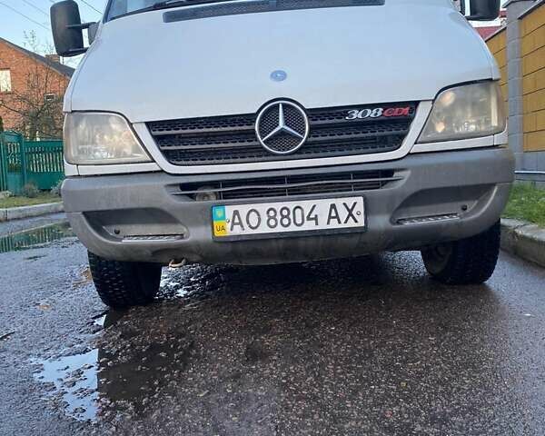 Белый Мерседес Sprinter, объемом двигателя 2.2 л и пробегом 547 тыс. км за 8000 $, фото 1 на Automoto.ua