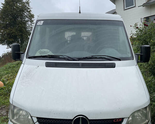 Белый Мерседес Sprinter, объемом двигателя 2.1 л и пробегом 300 тыс. км за 7100 $, фото 2 на Automoto.ua