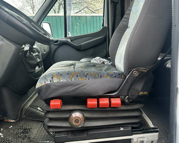 Белый Мерседес Sprinter, объемом двигателя 2.7 л и пробегом 110 тыс. км за 9000 $, фото 16 на Automoto.ua