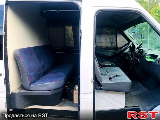 Белый Мерседес Sprinter, объемом двигателя 2.1 л и пробегом 430 тыс. км за 6900 $, фото 3 на Automoto.ua