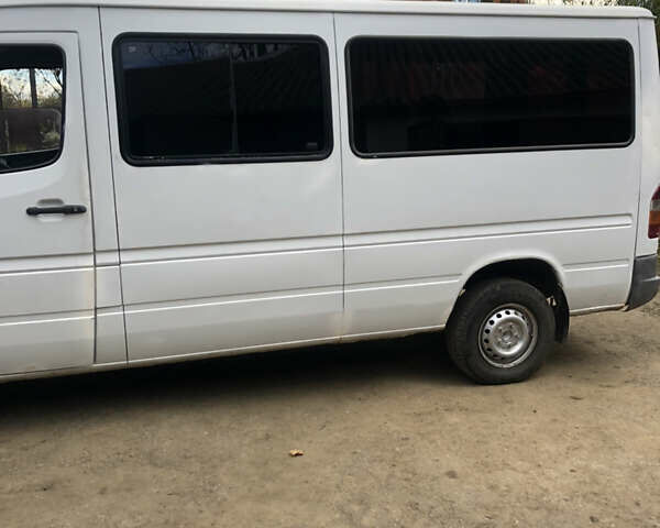 Белый Мерседес Sprinter, объемом двигателя 2.2 л и пробегом 587 тыс. км за 6200 $, фото 4 на Automoto.ua