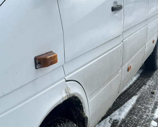 Белый Мерседес Sprinter, объемом двигателя 2.7 л и пробегом 110 тыс. км за 9000 $, фото 3 на Automoto.ua