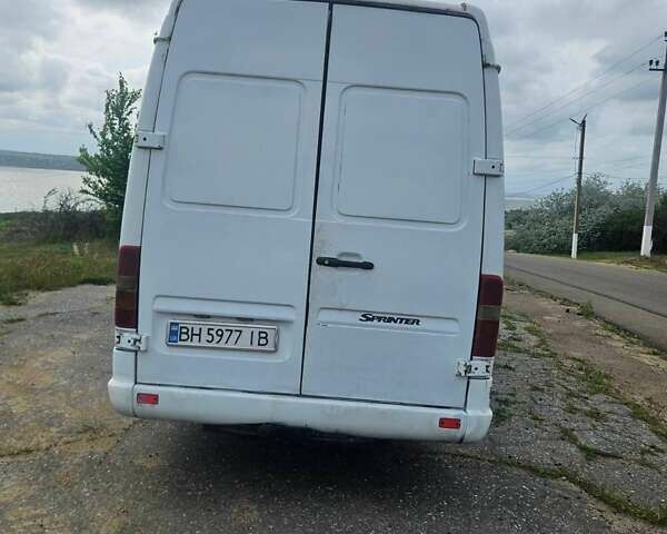 Белый Мерседес Sprinter, объемом двигателя 2.15 л и пробегом 650 тыс. км за 8000 $, фото 3 на Automoto.ua