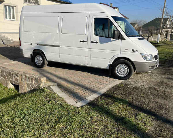 Белый Мерседес Sprinter, объемом двигателя 0 л и пробегом 205 тыс. км за 14800 $, фото 3 на Automoto.ua