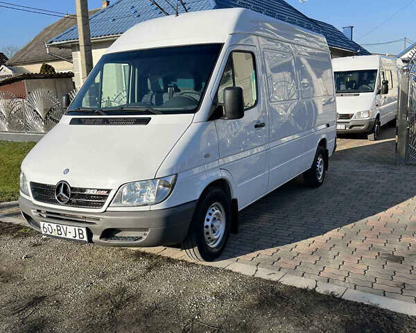 Белый Мерседес Sprinter, объемом двигателя 0 л и пробегом 205 тыс. км за 14800 $, фото 2 на Automoto.ua