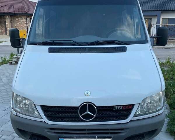 Белый Мерседес Sprinter, объемом двигателя 2.1 л и пробегом 466 тыс. км за 8000 $, фото 2 на Automoto.ua