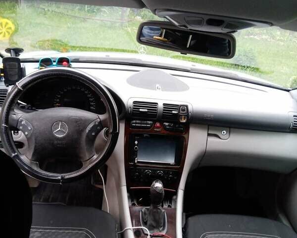 Белый Мерседес Sprinter, объемом двигателя 2.7 л и пробегом 500 тыс. км за 7000 $, фото 3 на Automoto.ua