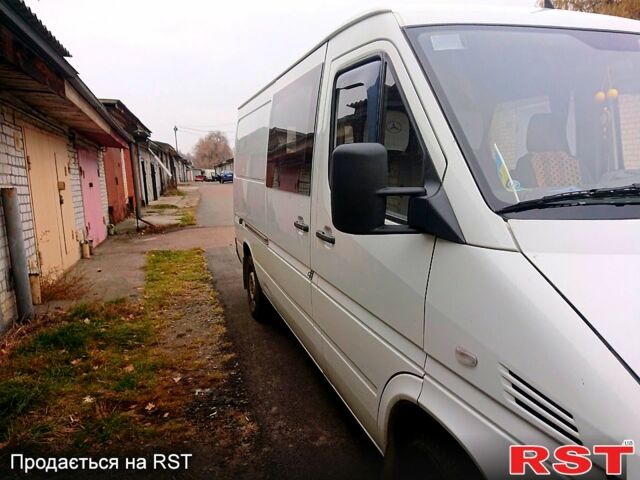 Белый Мерседес Sprinter, объемом двигателя 2.2 л и пробегом 419 тыс. км за 10000 $, фото 2 на Automoto.ua