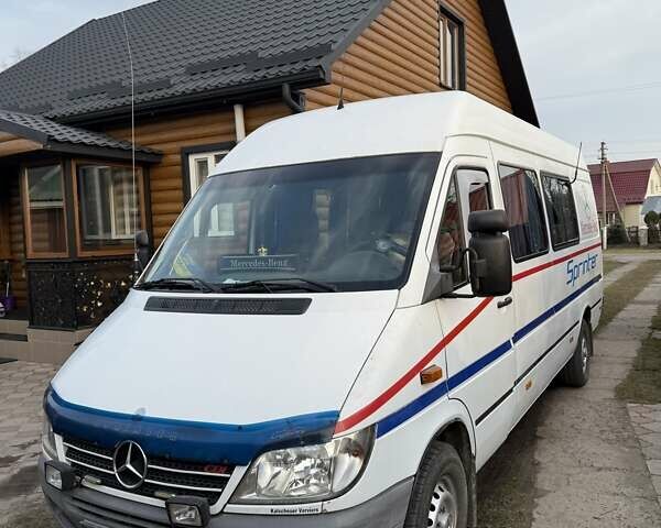 Белый Мерседес Sprinter, объемом двигателя 2.2 л и пробегом 445 тыс. км за 10800 $, фото 2 на Automoto.ua