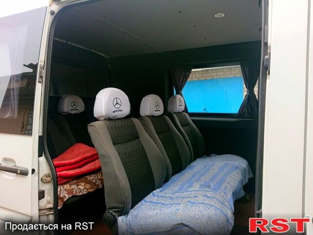 Белый Мерседес Sprinter, объемом двигателя 2.2 л и пробегом 419 тыс. км за 10000 $, фото 5 на Automoto.ua
