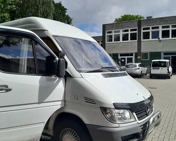Белый Мерседес Sprinter, объемом двигателя 2.1 л и пробегом 490 тыс. км за 8800 $, фото 3 на Automoto.ua