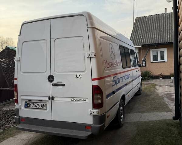 Белый Мерседес Sprinter, объемом двигателя 2.2 л и пробегом 445 тыс. км за 10800 $, фото 6 на Automoto.ua