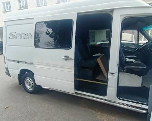 Белый Мерседес Sprinter, объемом двигателя 2.15 л и пробегом 435 тыс. км за 7200 $, фото 5 на Automoto.ua