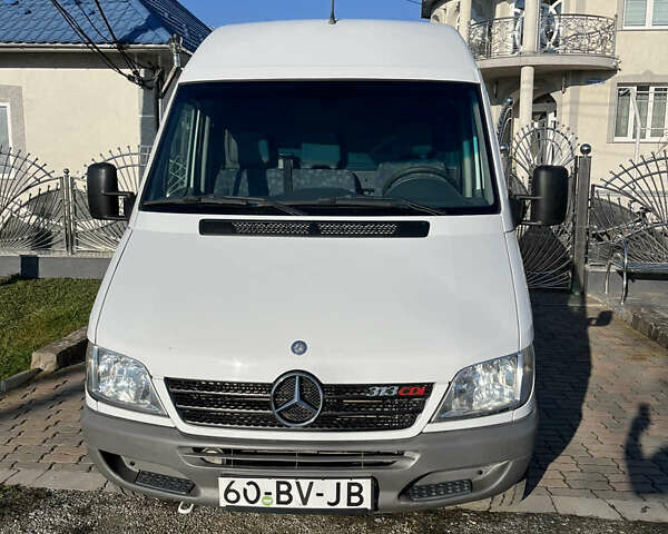 Белый Мерседес Sprinter, объемом двигателя 0 л и пробегом 205 тыс. км за 14800 $, фото 1 на Automoto.ua
