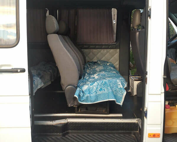 Белый Мерседес Sprinter, объемом двигателя 2.2 л и пробегом 350 тыс. км за 7500 $, фото 2 на Automoto.ua
