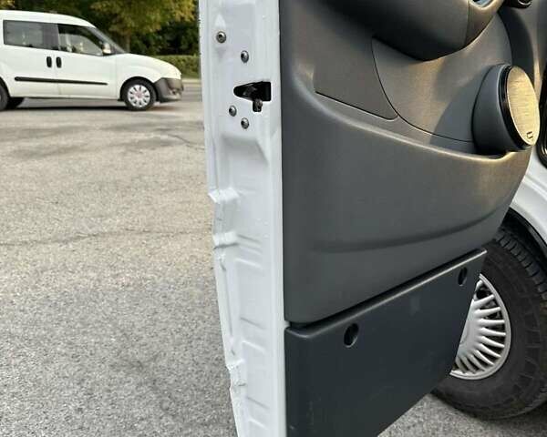 Белый Мерседес Sprinter, объемом двигателя 2.7 л и пробегом 850 тыс. км за 11500 $, фото 14 на Automoto.ua