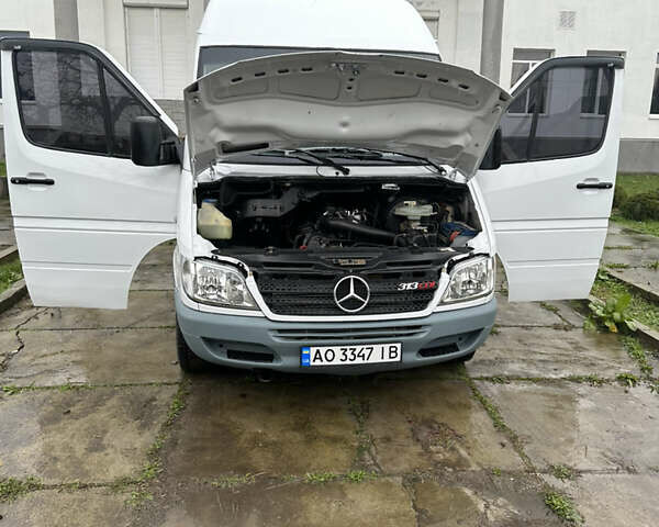 Белый Мерседес Sprinter, объемом двигателя 2.1 л и пробегом 950 тыс. км за 8100 $, фото 1 на Automoto.ua