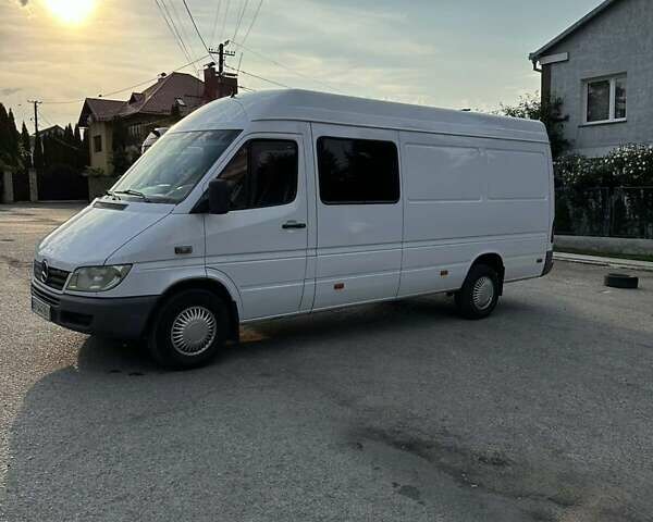 Белый Мерседес Sprinter, объемом двигателя 2.7 л и пробегом 850 тыс. км за 11500 $, фото 2 на Automoto.ua