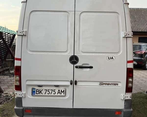 Белый Мерседес Sprinter, объемом двигателя 2.2 л и пробегом 445 тыс. км за 10800 $, фото 5 на Automoto.ua
