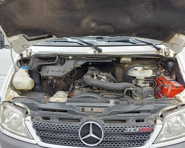 Белый Мерседес Sprinter, объемом двигателя 2.1 л и пробегом 350 тыс. км за 12900 $, фото 12 на Automoto.ua