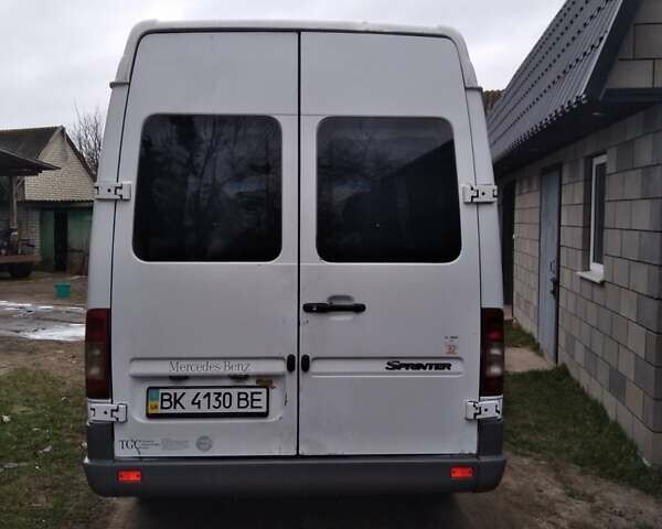 Белый Мерседес Sprinter, объемом двигателя 2.1 л и пробегом 380 тыс. км за 9000 $, фото 1 на Automoto.ua