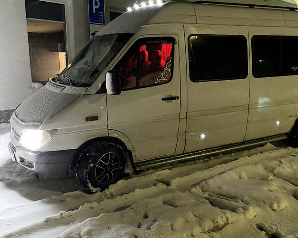 Белый Мерседес Sprinter, объемом двигателя 2.1 л и пробегом 900 тыс. км за 12000 $, фото 2 на Automoto.ua