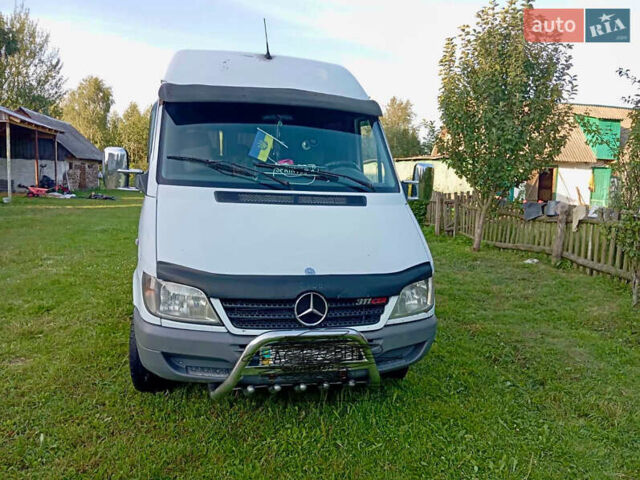 Белый Мерседес Sprinter, объемом двигателя 2.2 л и пробегом 590 тыс. км за 8000 $, фото 3 на Automoto.ua