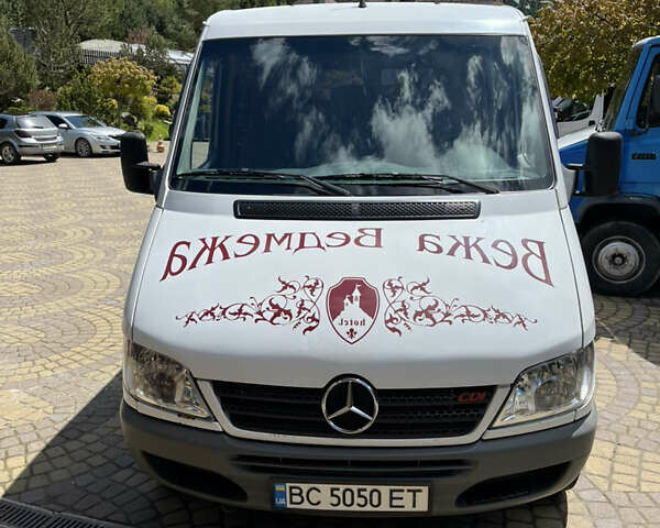 Белый Мерседес Sprinter, объемом двигателя 2.69 л и пробегом 685 тыс. км за 9500 $, фото 2 на Automoto.ua