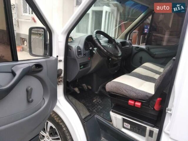 Белый Мерседес Sprinter, объемом двигателя 2.2 л и пробегом 520 тыс. км за 8000 $, фото 3 на Automoto.ua
