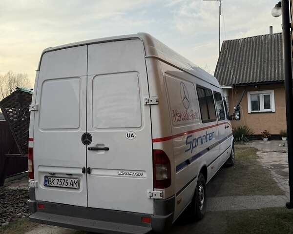 Белый Мерседес Sprinter, объемом двигателя 2.2 л и пробегом 445 тыс. км за 10800 $, фото 7 на Automoto.ua