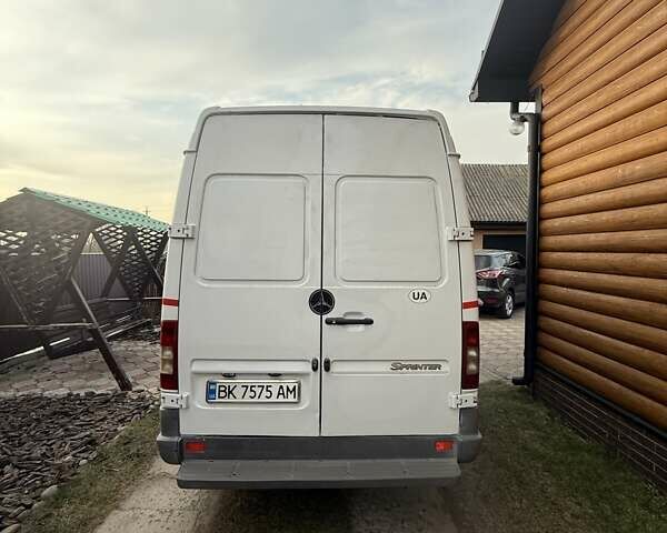 Белый Мерседес Sprinter, объемом двигателя 2.2 л и пробегом 445 тыс. км за 10800 $, фото 4 на Automoto.ua