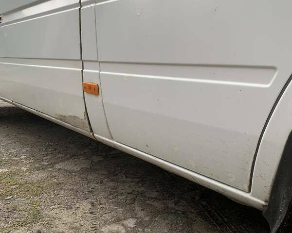 Белый Мерседес Sprinter, объемом двигателя 2.2 л и пробегом 497 тыс. км за 10500 $, фото 22 на Automoto.ua