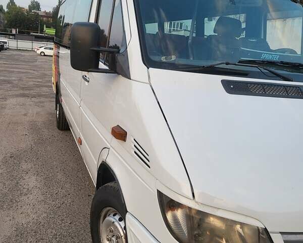 Белый Мерседес Sprinter, объемом двигателя 2.2 л и пробегом 750 тыс. км за 14500 $, фото 3 на Automoto.ua