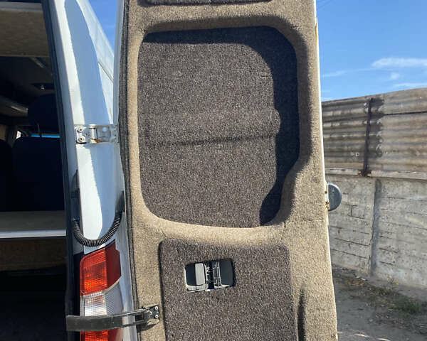 Белый Мерседес Sprinter, объемом двигателя 2.2 л и пробегом 200 тыс. км за 9700 $, фото 2 на Automoto.ua