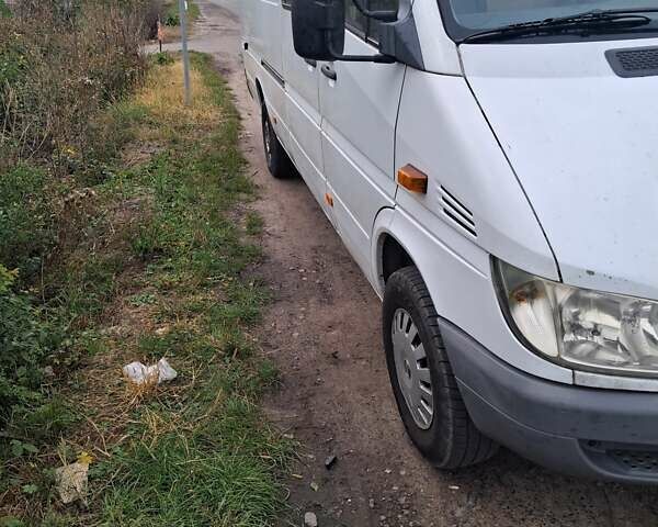 Белый Мерседес Sprinter, объемом двигателя 2.1 л и пробегом 480 тыс. км за 8500 $, фото 4 на Automoto.ua