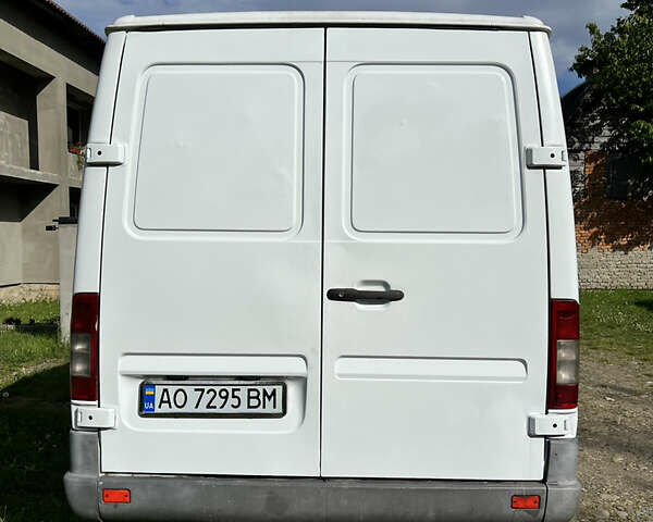 Белый Мерседес Sprinter, объемом двигателя 2.2 л и пробегом 300 тыс. км за 6200 $, фото 4 на Automoto.ua
