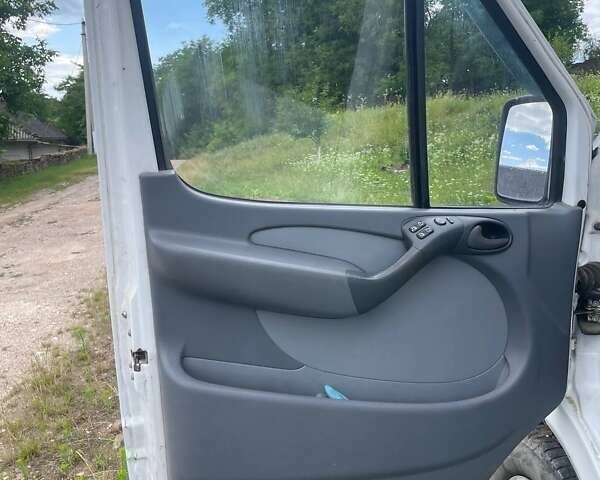 Белый Мерседес Sprinter, объемом двигателя 2.2 л и пробегом 350 тыс. км за 8000 $, фото 2 на Automoto.ua