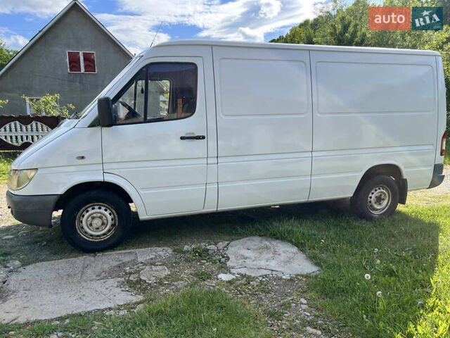 Белый Мерседес Sprinter, объемом двигателя 2.2 л и пробегом 300 тыс. км за 6200 $, фото 2 на Automoto.ua