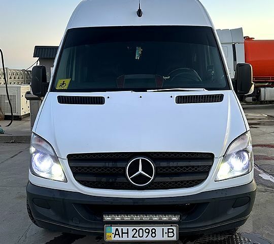 Белый Мерседес Sprinter, объемом двигателя 2.2 л и пробегом 370 тыс. км за 13000 $, фото 4 на Automoto.ua