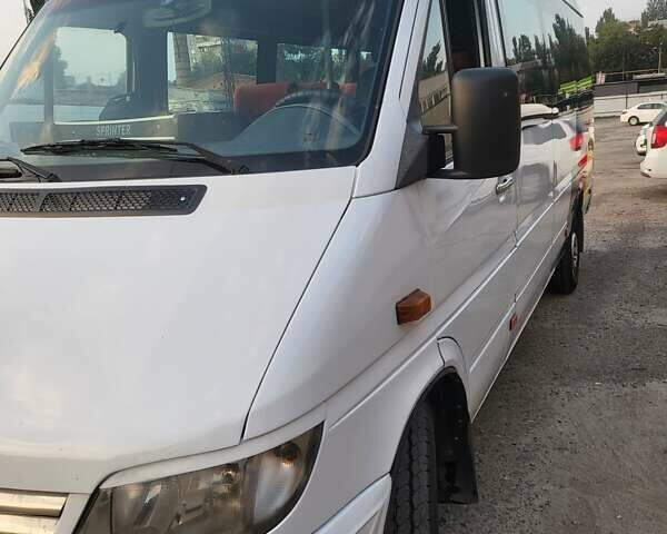 Белый Мерседес Sprinter, объемом двигателя 2.2 л и пробегом 750 тыс. км за 14500 $, фото 2 на Automoto.ua
