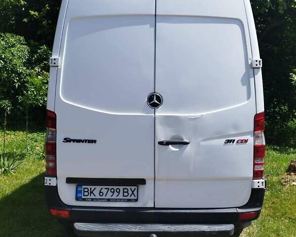 Белый Мерседес Sprinter, объемом двигателя 2.1 л и пробегом 704 тыс. км за 11950 $, фото 3 на Automoto.ua
