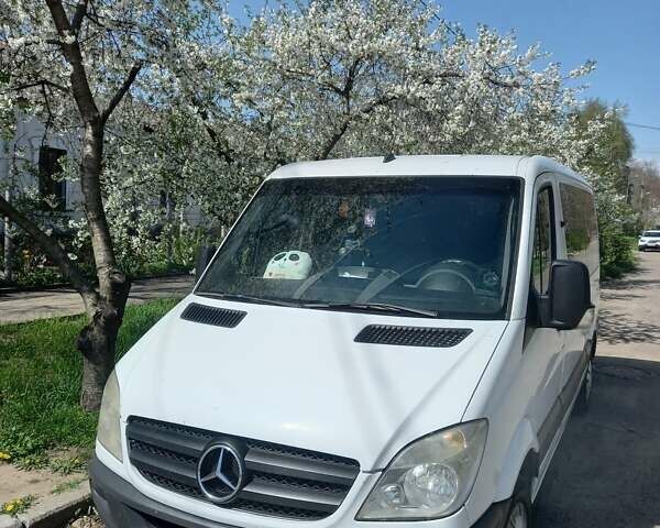 Белый Мерседес Sprinter, объемом двигателя 2.2 л и пробегом 590 тыс. км за 11500 $, фото 2 на Automoto.ua