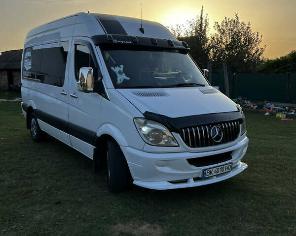 Белый Мерседес Sprinter, объемом двигателя 2.1 л и пробегом 320 тыс. км за 13200 $, фото 1 на Automoto.ua