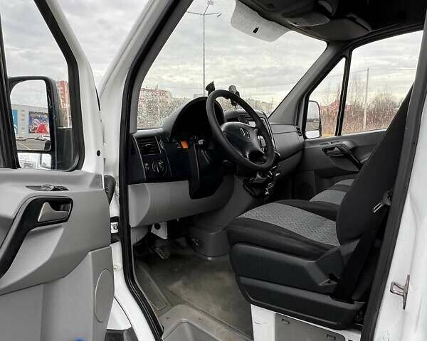 Белый Мерседес Sprinter, объемом двигателя 2.15 л и пробегом 500 тыс. км за 10500 $, фото 2 на Automoto.ua