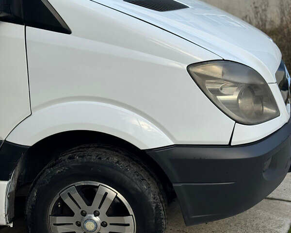 Белый Мерседес Sprinter, объемом двигателя 2.15 л и пробегом 315 тыс. км за 9000 $, фото 3 на Automoto.ua