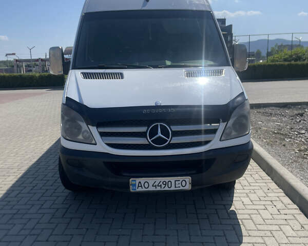 Белый Мерседес Sprinter, объемом двигателя 2.99 л и пробегом 575 тыс. км за 14600 $, фото 1 на Automoto.ua