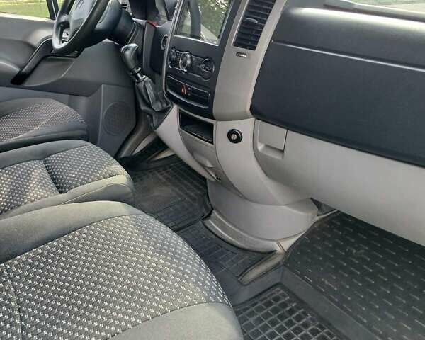Белый Мерседес Sprinter, объемом двигателя 2.15 л и пробегом 340 тыс. км за 12300 $, фото 14 на Automoto.ua