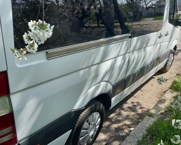 Белый Мерседес Sprinter, объемом двигателя 2.2 л и пробегом 590 тыс. км за 11500 $, фото 3 на Automoto.ua