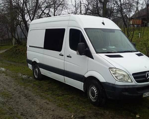 Белый Мерседес Sprinter, объемом двигателя 2.2 л и пробегом 270 тыс. км за 12000 $, фото 2 на Automoto.ua