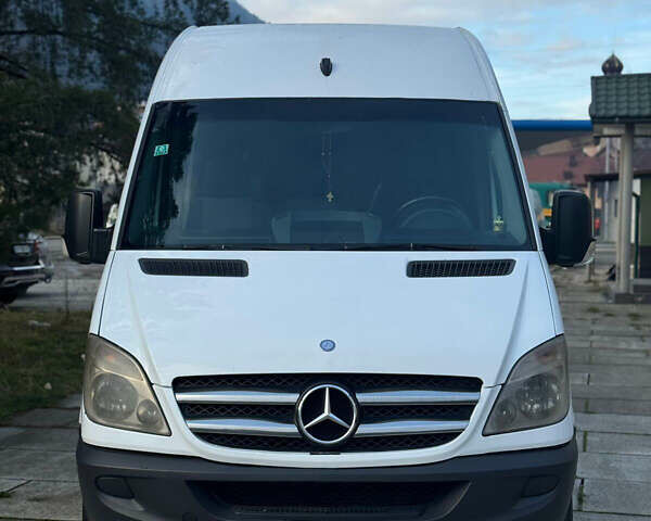 Белый Мерседес Sprinter, объемом двигателя 2.15 л и пробегом 315 тыс. км за 9000 $, фото 2 на Automoto.ua